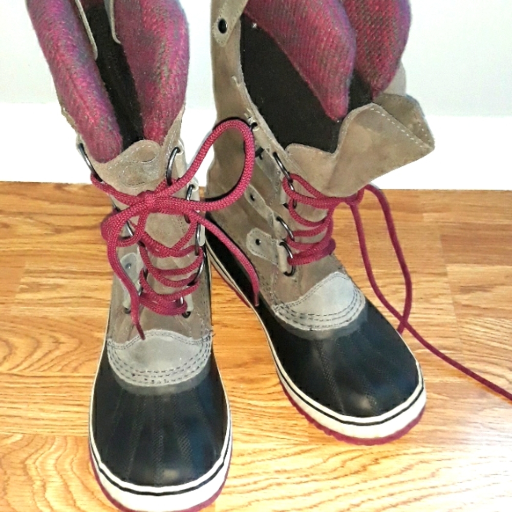 Sorel womens waterproof grey suede boots w removable liners. 9.5